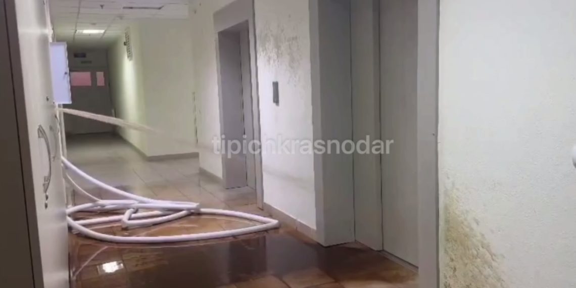 Пожарный гидрант затопил несколько этажей в доме в Краснодаре