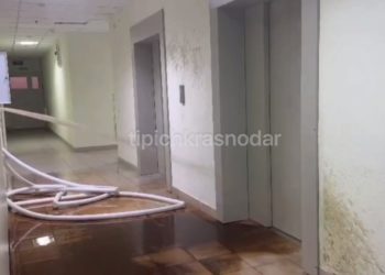 Пожарный гидрант затопил несколько этажей в доме в Краснодаре