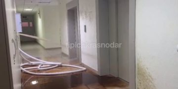 Пожарный гидрант затопил несколько этажей в доме в Краснодаре