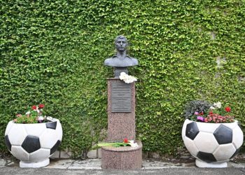 В Сочи «Матчем поколений» отметили 90-летие Славы Метревели