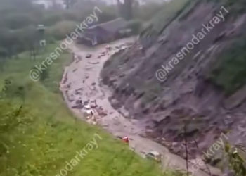 В Усть-Лабинском районе из-за оползня перекрыли участок автодороги