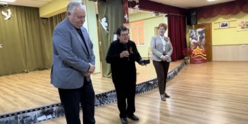 Константин Затулин встретился с учителями сочинских школ и посмотрел школьный спектакль