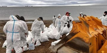 Почти 15,3 тыс. кубов мазута и зараженного грунта вывезли с побережья Туапсе