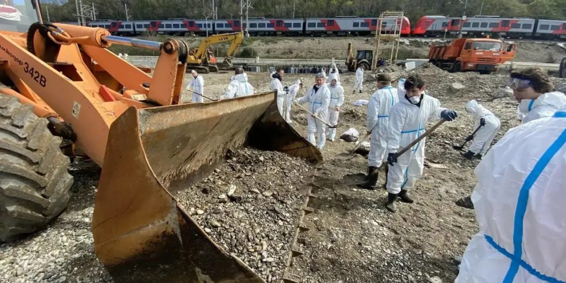 В Туапсе собрали почти 19 тысяч кубов замазученного грунта после разлива нефти