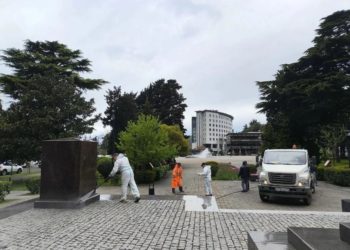 В Туапсе 50 человек убирают улицы, пострадавшие при пожаре на НПЗ