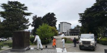 В Туапсе 50 человек убирают улицы, пострадавшие при пожаре на НПЗ