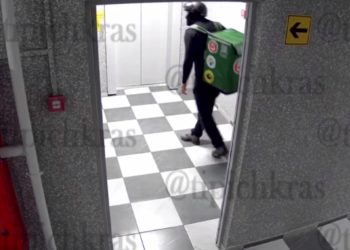 Краснодарцы жалуются на человека, который два года продает наркотики в подъезде
