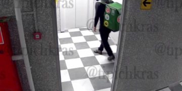 Краснодарцы жалуются на человека, который два года продает наркотики в подъезде