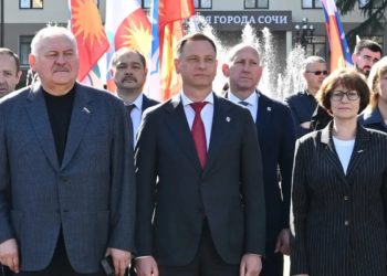 В День города в Сочи торжественно подняли флаг курорта на главной площади