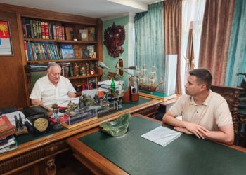 Константин Затулин добивается обустройства лестницы для детей к новой школе на Бытхе
