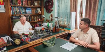Константин Затулин добивается обустройства лестницы для детей к новой школе на Бытхе