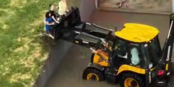Из-за подтопления в Краснодаре людей перевозили в ковше экскаватора