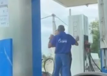 В Краснодаре клиент и сотрудник АЗС устроили потасовку