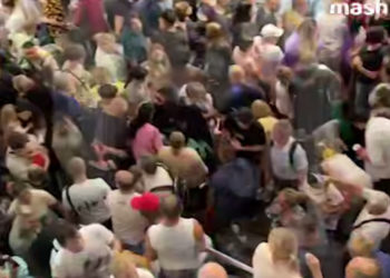 В Сочи аэропорт превратился в зону бедствия для тысяч пассажиров