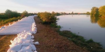 Более 750 человек поднимают уровень дамб в двух районах Кубани