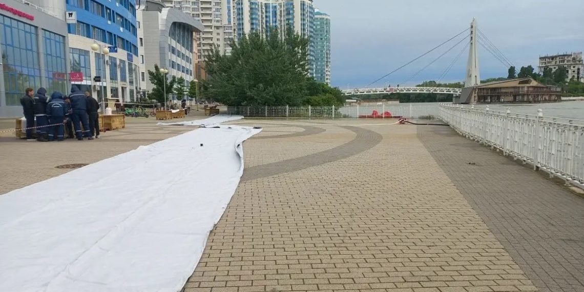 В Краснодаре срочно установили дамбу из-за подъема Кубани