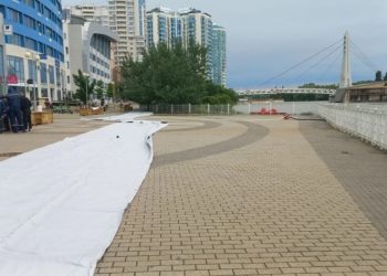 В Краснодаре срочно установили дамбу из-за подъема Кубани