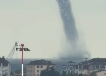 В Сочи сняли на видео мощный смерч