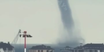 В Сочи сняли на видео мощный смерч
