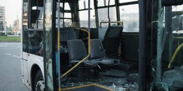 В Сочи взрывной волной выбило стекла автобуса с 15 пассажирами и водителем