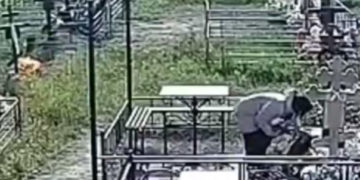 В Азове женщина надругалась над детской могилой, перевернула венки и скрылась