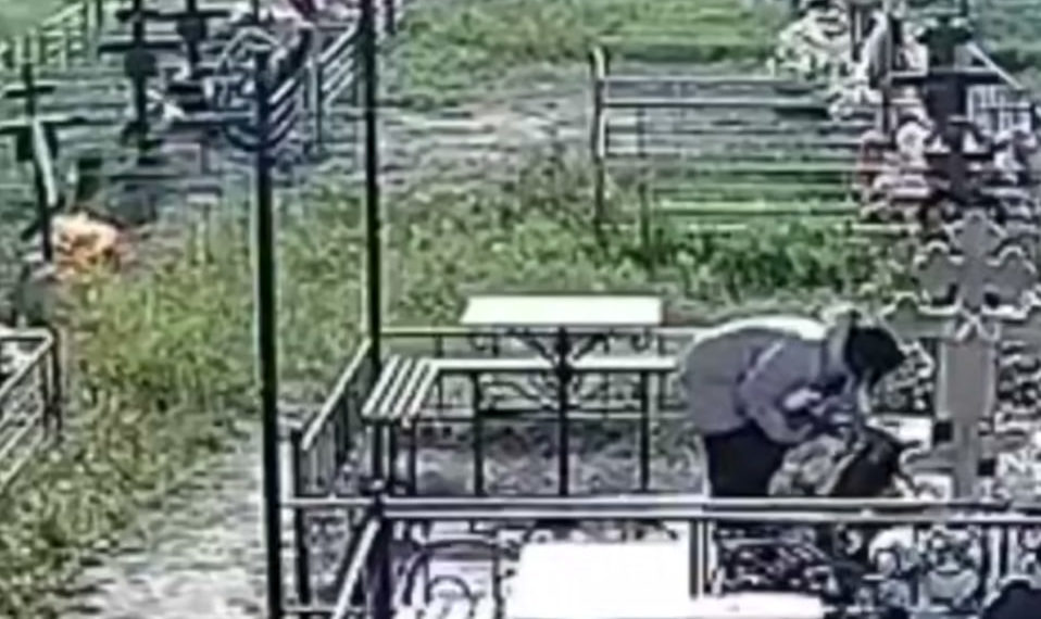 В Азове женщина надругалась над детской могилой, перевернула венки и скрылась