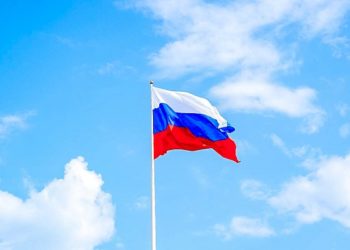 На площади Флага в Сочи подняли российский триколор