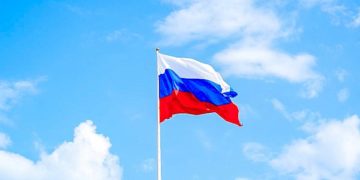 На площади Флага в Сочи подняли российский триколор