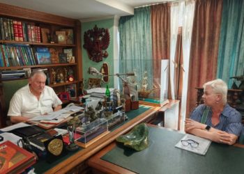 Константин Затулин помогает учительнице из Сочи оформить квартиру