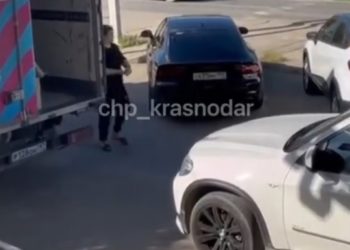 В Славянске-на-Кубани женщина порезала колесо «Газели»