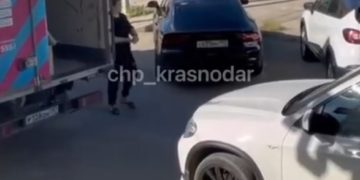 В Славянске-на-Кубани женщина порезала колесо «Газели»
