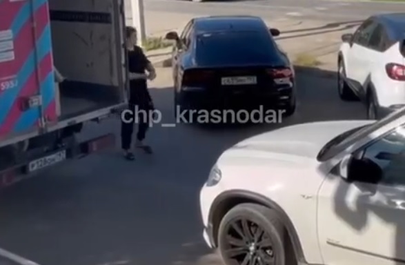 В Славянске-на-Кубани женщина порезала колесо «Газели»