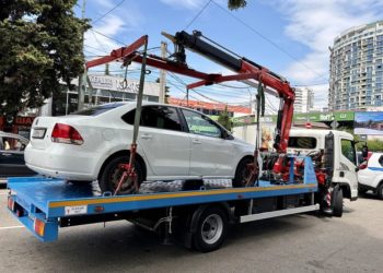В Сочи начали массовую эвакуацию автомобилей после нового рейда