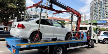 В Сочи начали массовую эвакуацию автомобилей после нового рейда