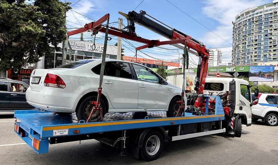 В Сочи начали массовую эвакуацию автомобилей после нового рейда