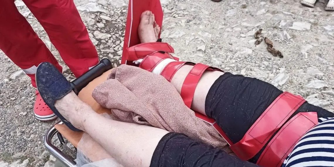 В Сочи женщина побежала за собакой и упала с пяти метров в реку