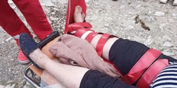 В Сочи женщина побежала за собакой и упала с пяти метров в реку