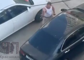 В Краснодаре мужчина избил два припаркованных авто