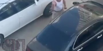 В Краснодаре мужчина избил два припаркованных авто