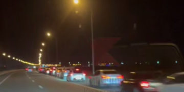 Гигантская очередь из машин к АЗС у хутора Ленина на Кубани попала на видео
