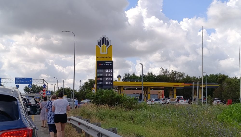 В Сочи утром 19 июля работают 50 АЗС, на 30 заправках введены лимиты топлива