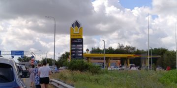 В Сочи утром 19 июля работают 50 АЗС, на 30 заправках введены лимиты топлива