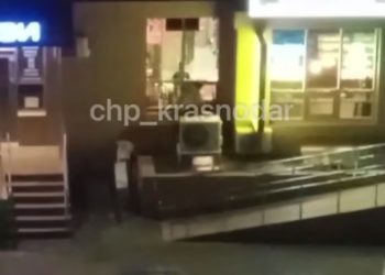 В Краснодаре мужчина залез на кондиционер и устроил там «концерт»