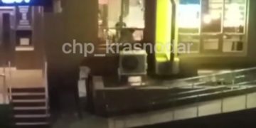 В Краснодаре мужчина залез на кондиционер и устроил там «концерт»