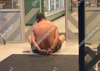 В Краснодаре мужчина кидался на прохожих и ударил человека