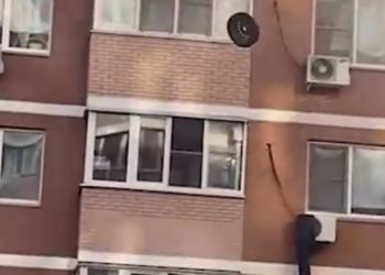 Краснодарец выбрасывал из окна покрышки, одежду и технику