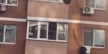 Краснодарец выбрасывал из окна покрышки, одежду и технику