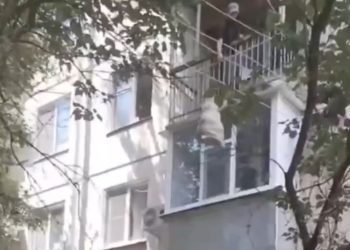 В Краснодаре строители выбрасывали мусор из окна на третьем этаже