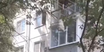 В Краснодаре строители выбрасывали мусор из окна на третьем этаже