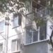 В Краснодаре строители выбрасывали мусор из окна на третьем этаже